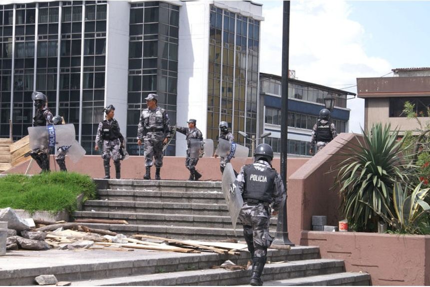 Berg 02 Ecuadors Police patrol streets of the capital Quito