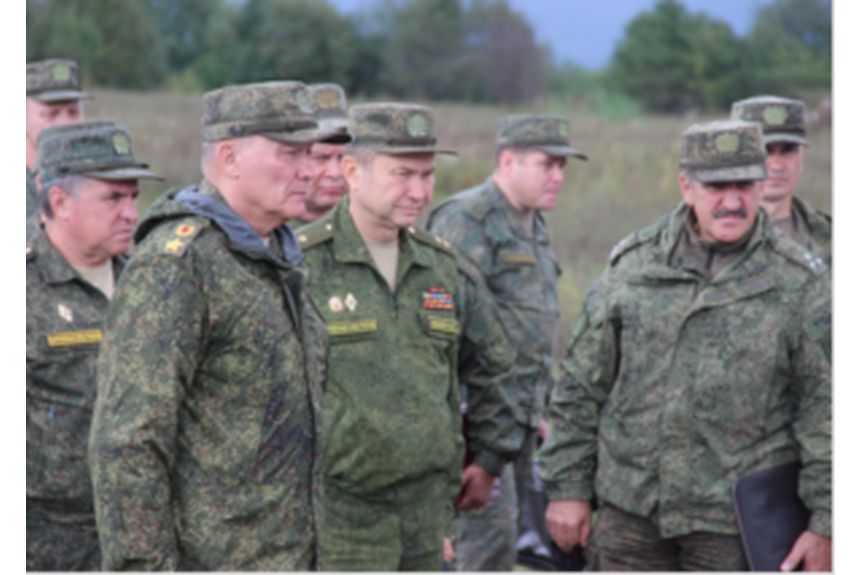 General Dvornikov inspecting BARS servicemen